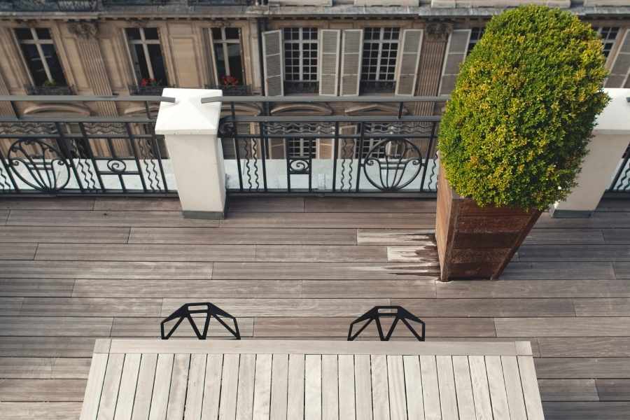 Une terrasse en bois élégante offrant un espace extérieur propice à l'installation d'un brise-vue esthétique.