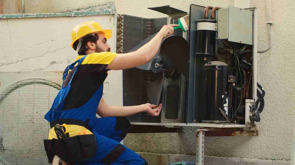 Un artisan RGE pour installation chauffage en plein entretien d'une pompe à chaleur extérieure.